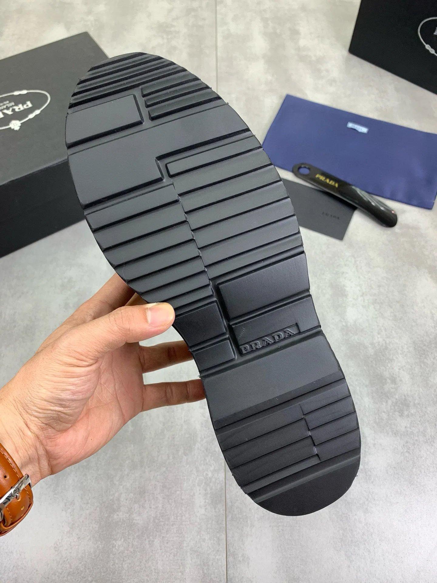 Factory price P880 💰Original quality, top version🔱 ＰＲＡＤＡPrada. Men's business casual leather shoes, top quality products. 1:1 shipment⬆️Luxurious and noble👞All imported original brand fabrics, just to create a more comfortable wearing experience. Upper: Original comfortable open edge bead-rubbed calf leather➕Top imported water-dyed full cow lining, original lightweight and comfortable TPU foam combination bottom✔️Code number: 39-44 (38.45 can be customized)